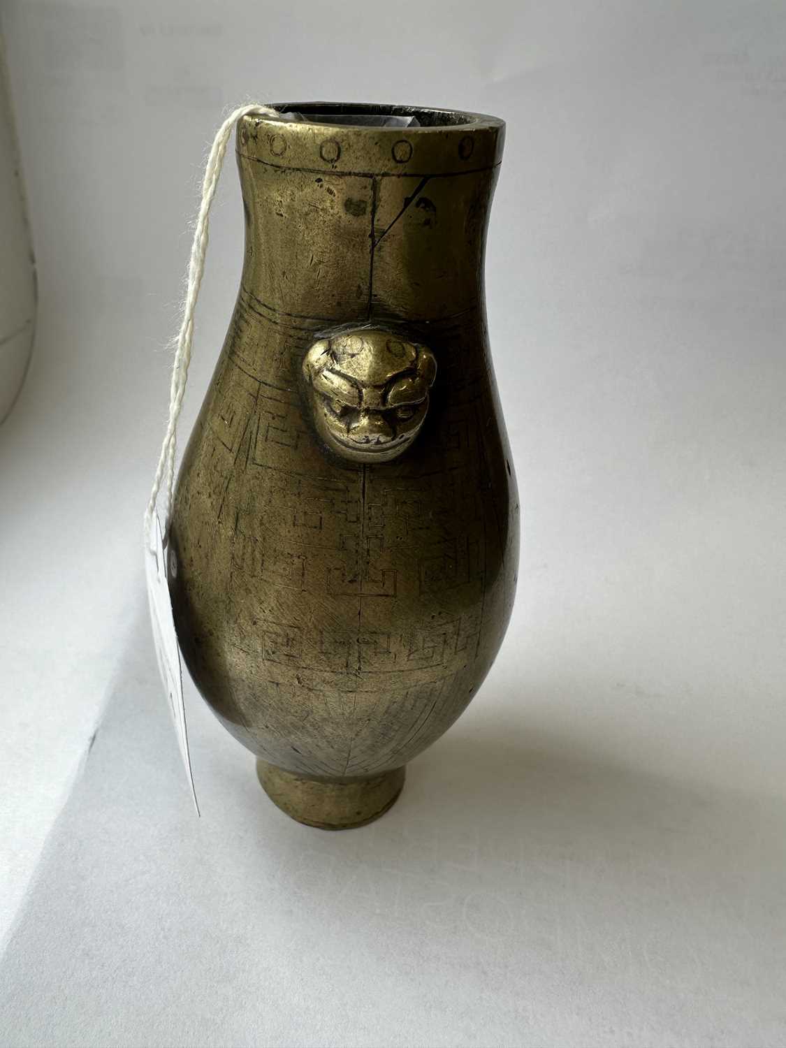 AN 18TH / 19TH CENTURY MINIATURE CHINESE BRONZE VASE - Image 15 of 20