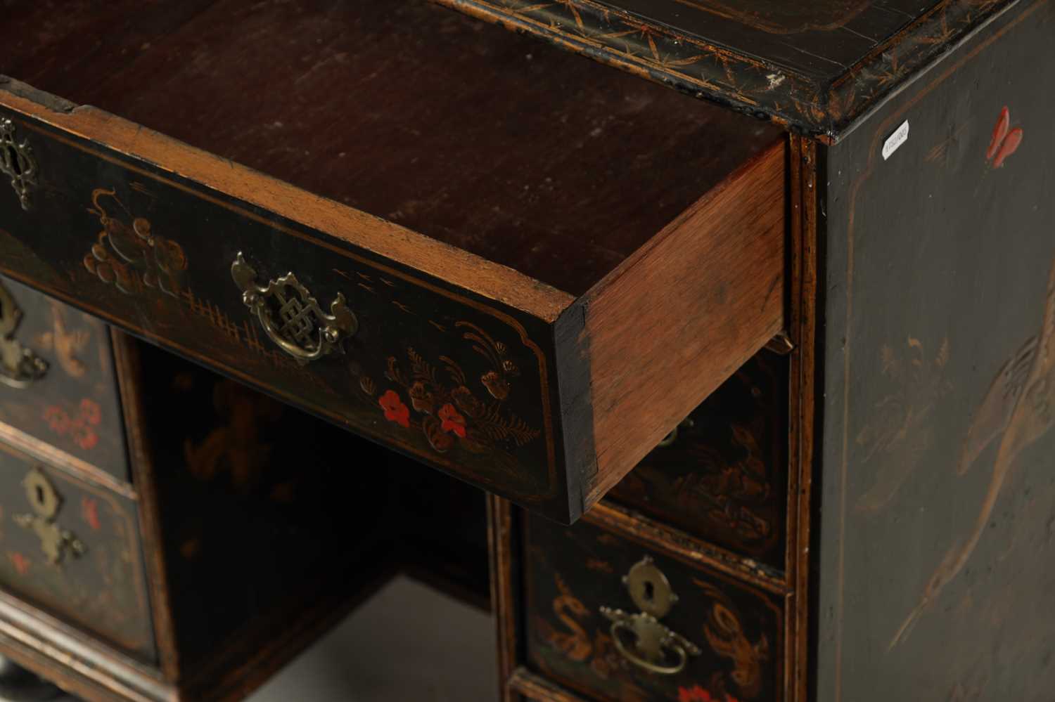 A GOOD QUEEN ANNE CHINOISERIE DECORATED LACQUER WORK KNEEHOLE DESK - Image 3 of 15