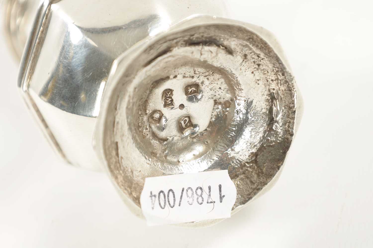 A GEORGE II SILVER SUGAR CASTER - Image 8 of 8