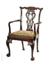 A FINE 18TH CENTURY CHIPPENDALE STYLE MAHOGANY ARMCHAIR