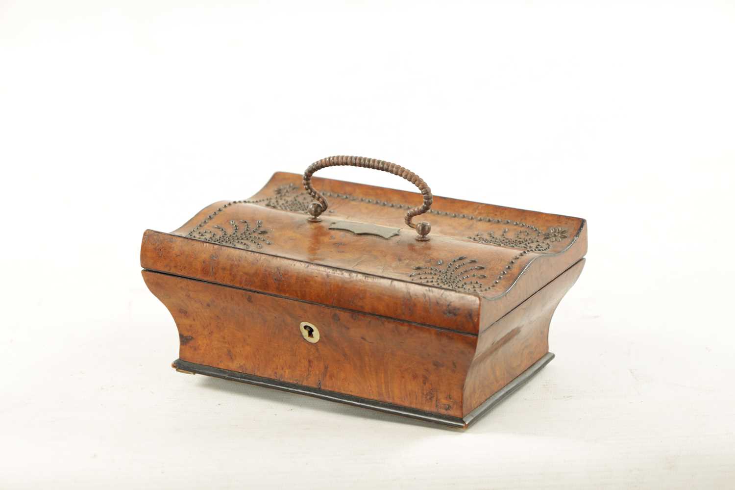 A 19TH CENTURY BURR WALNUT MUSICAL SEWING KIT - Bild 3 aus 8