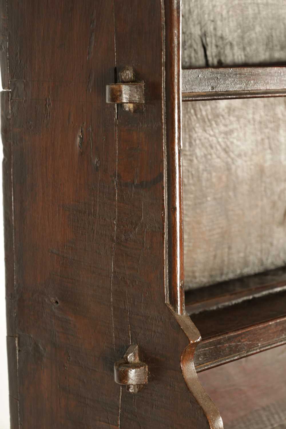 AN EARLY 18TH CENTURY OAK POSTED CANOPY DRESSER - Image 13 of 26