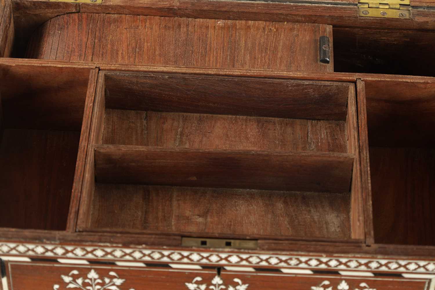 A LARGE LATE 19TH CENTURY ANGLO-INDIAN IVORY AND EBONY INLAID WORKBOX - Bild 7 aus 10