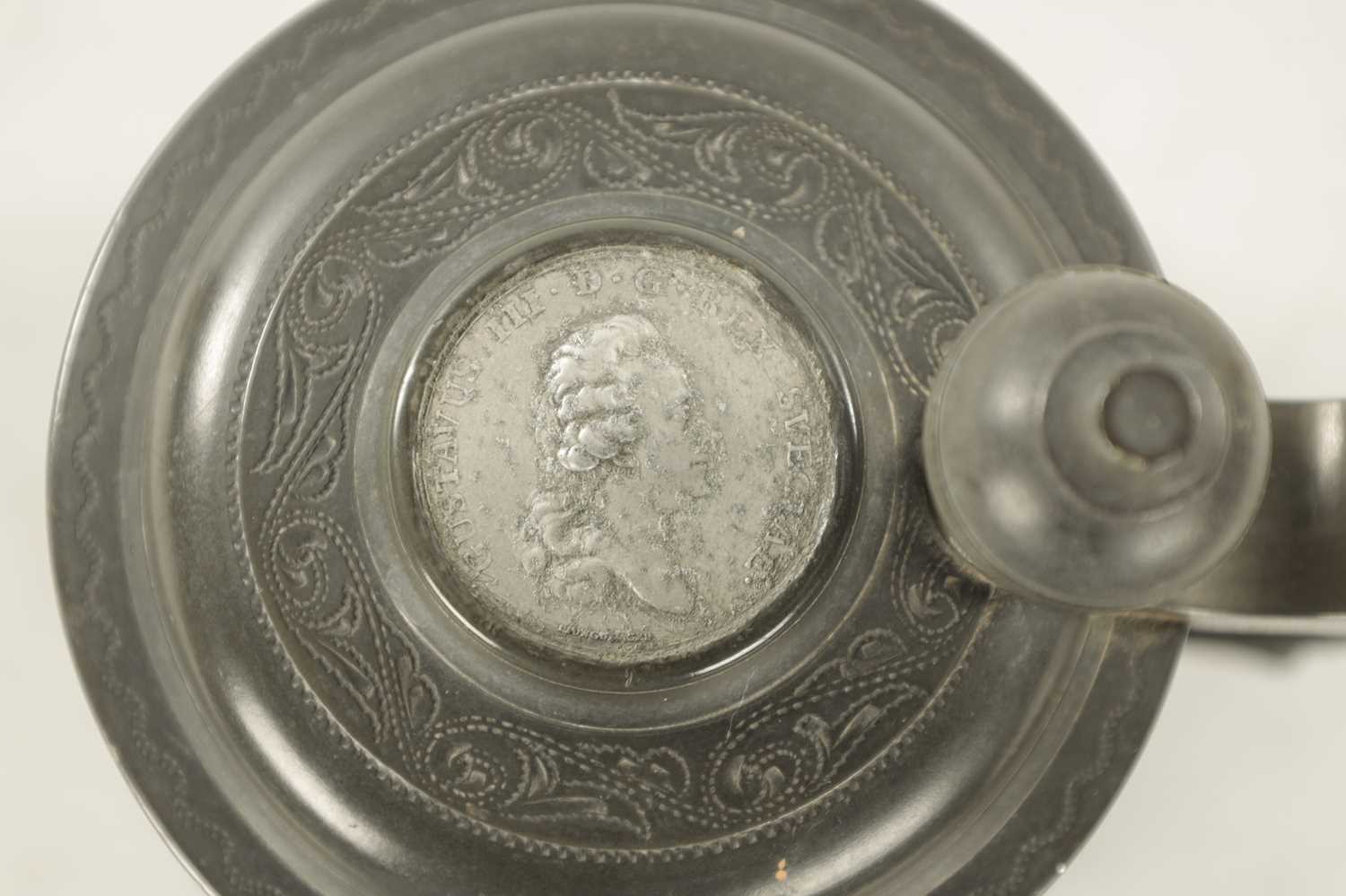 A 19TH CENTURY SWEDISH COMMEMORATIVE OAK AND PEWTER TANKARD - Image 3 of 8