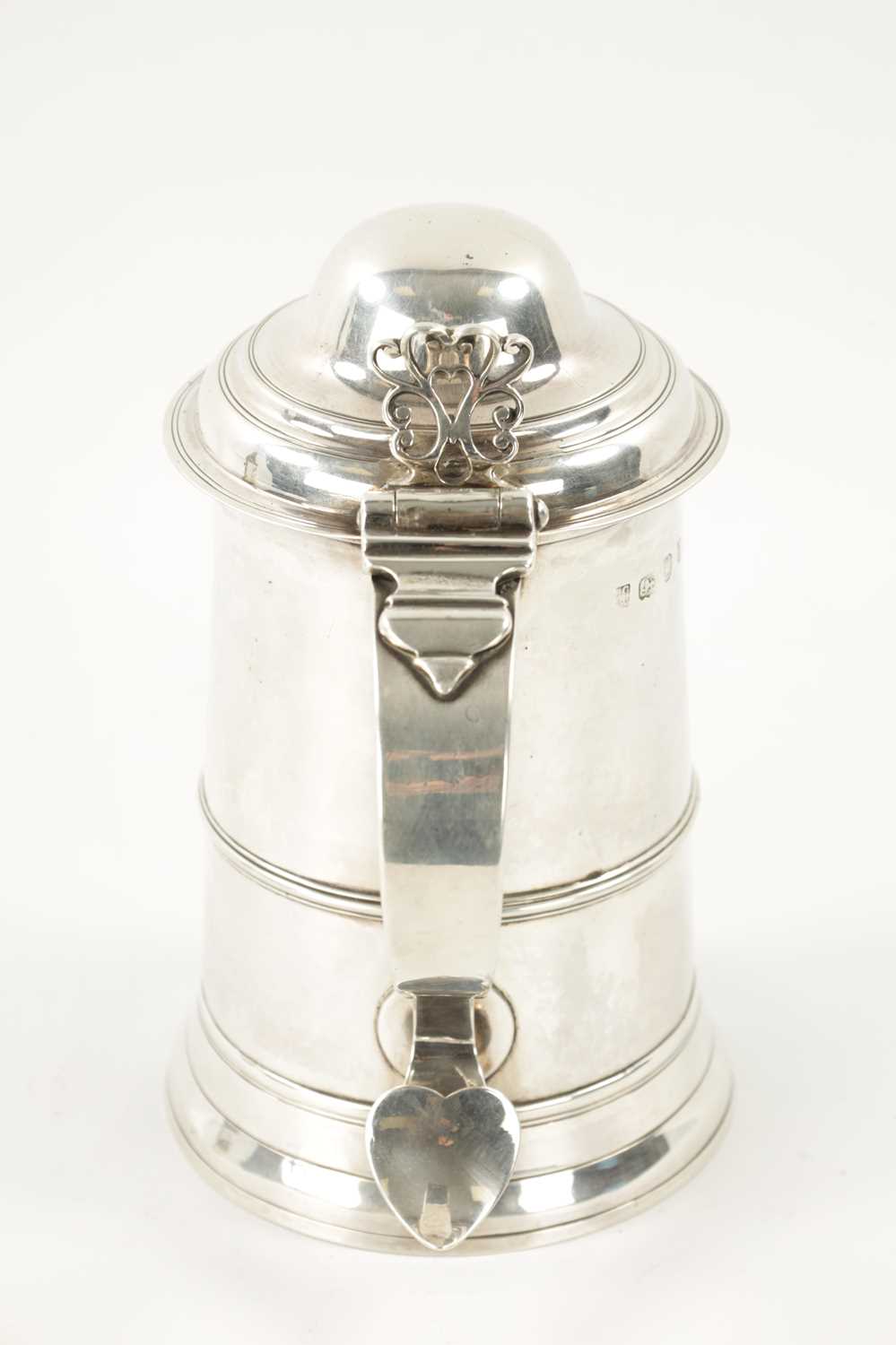 A GEORGE III SILVER TANKARD - Image 8 of 10