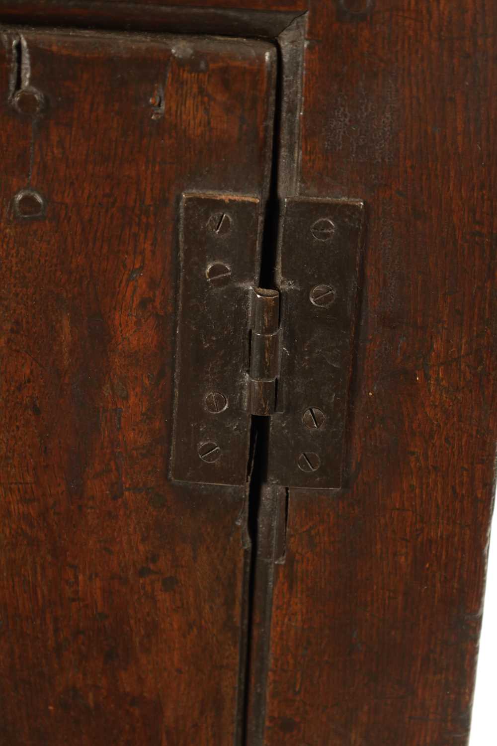 AN EARLY 18TH CENTURY OAK POSTED CANOPY DRESSER - Image 8 of 26