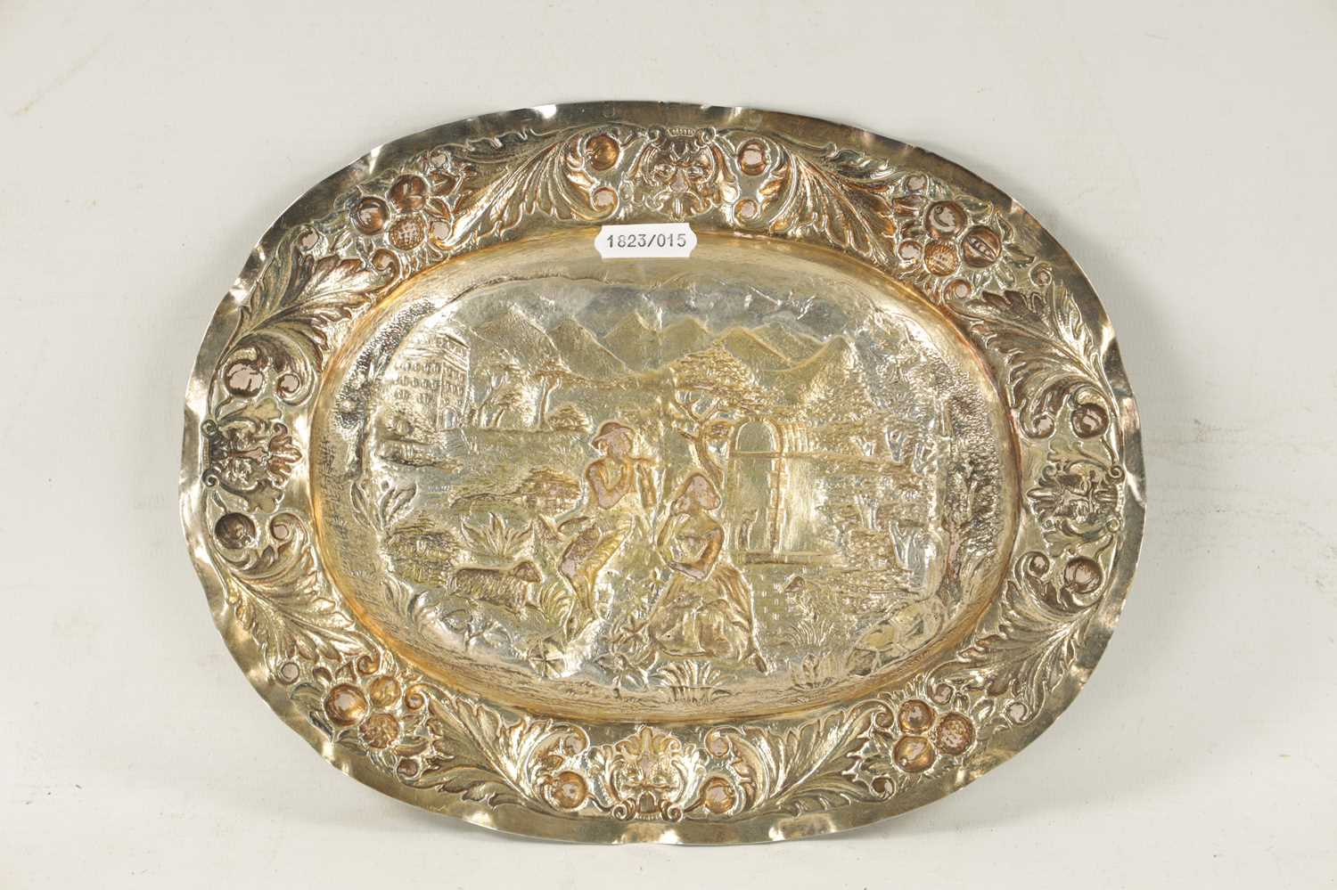 AN 18TH CENTURY GERMAN REPOUSSE SILVER AND SILVER GILT OVAL CHARGER - Image 6 of 10
