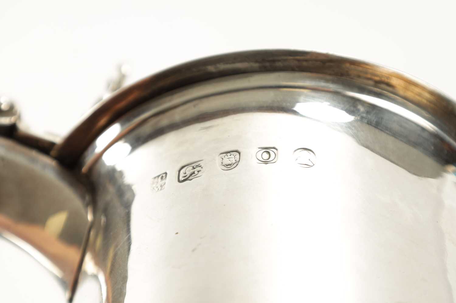 A GEORGE III SILVER TANKARD - Image 9 of 10