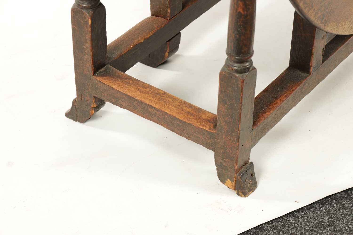 A LATE 17TH CENTURY OAK GATELEG TABLE WITH BREGANZA FEET - Image 2 of 6