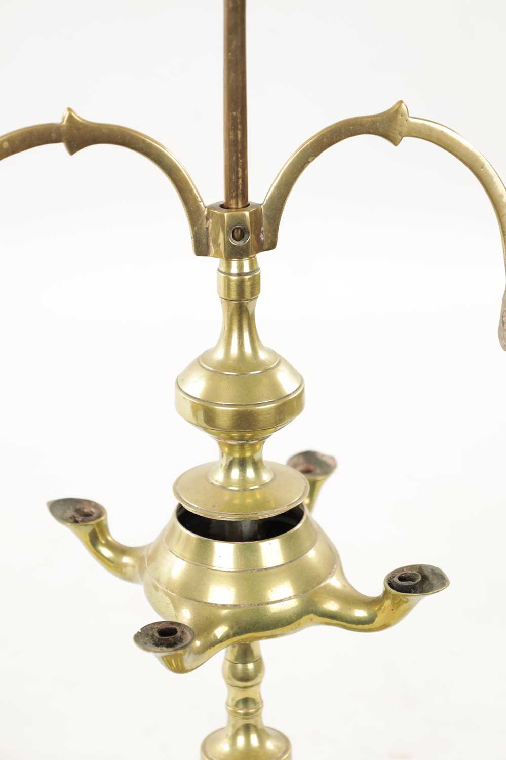 A PAIR OF LATE 19TH CENTURY BRASS OIL LAMPS - Image 4 of 7