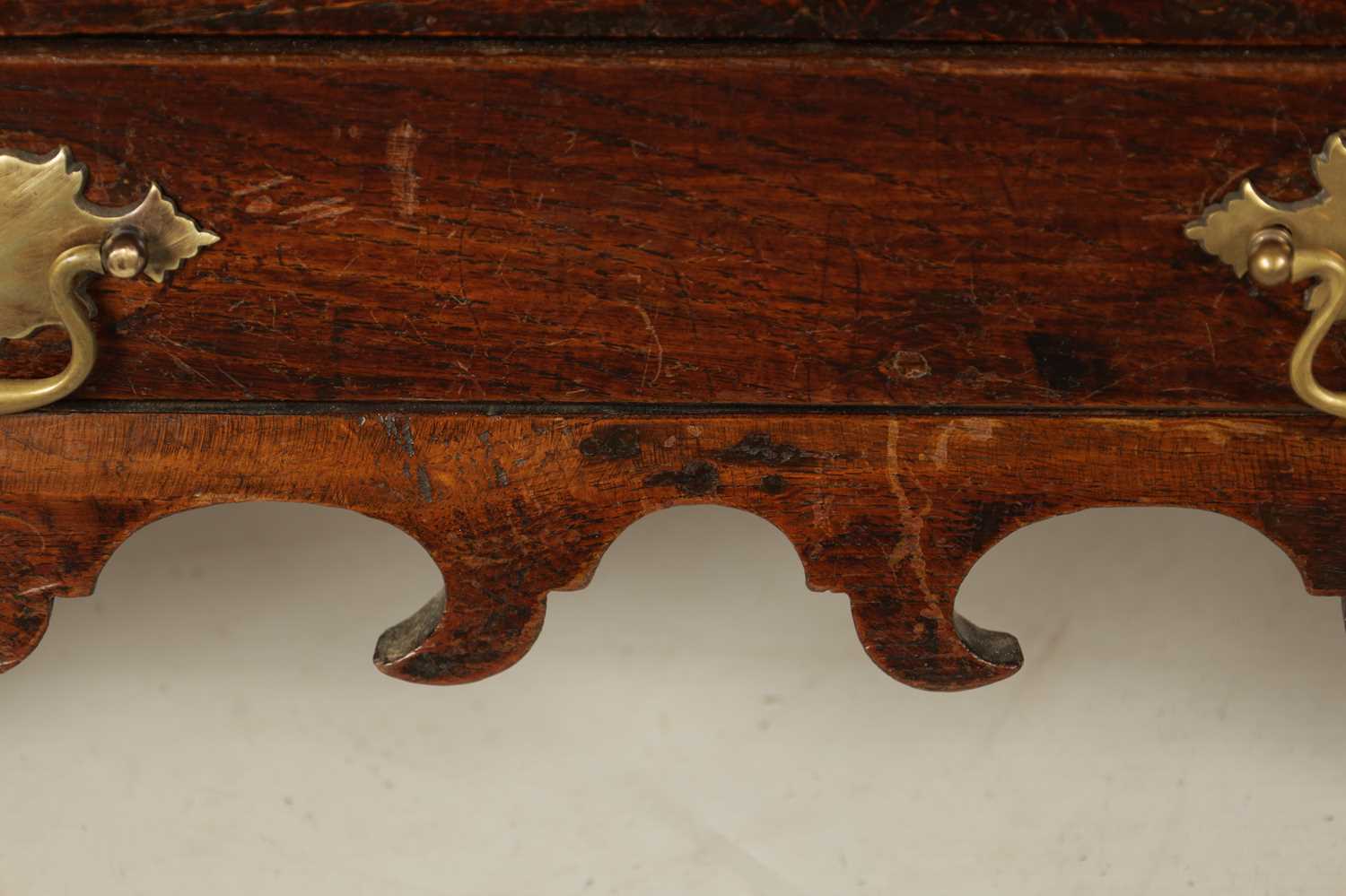 A MID 18TH CENTURY OAK WELSH COFFER BACH - Image 4 of 17