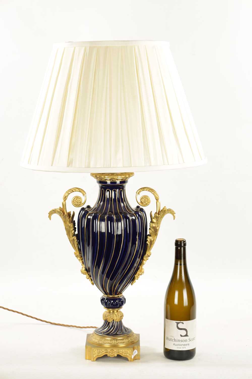 A LATE 19TH CENTURY ORMOLU AND SEVRES PORCELAIN VASE CONVERTED TO A LAMP - Image 2 of 5