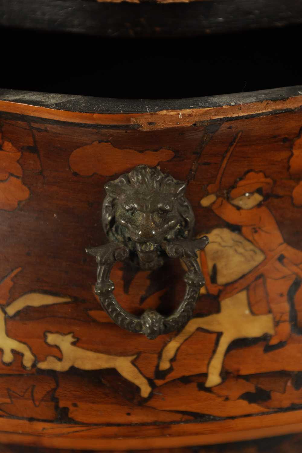 AN EARLY 18TH CENTURY ITALIAN MARQUETRY AND BONE INLAID COMMODE OF SMALL SIZE - Image 5 of 9