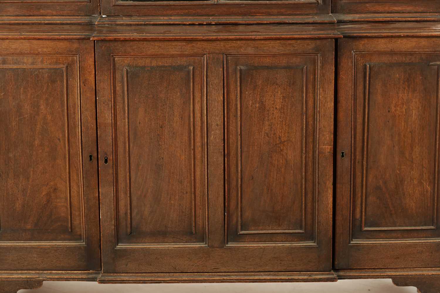 A RARE SMALL SIZED GEORGE II MAHOGANY BREAKFRONT LIBRARY BOOKCASE - Image 3 of 24