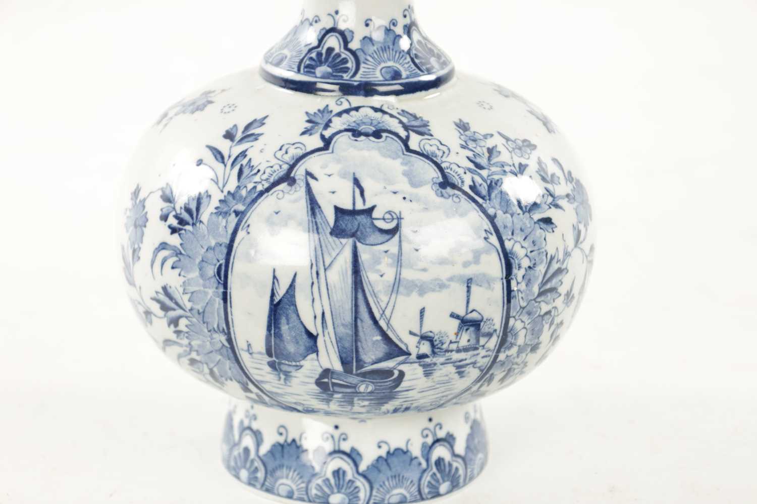 A 19TH CENTURY BLUE AND WHITE DELFT BOTTLE VASE - Image 3 of 7