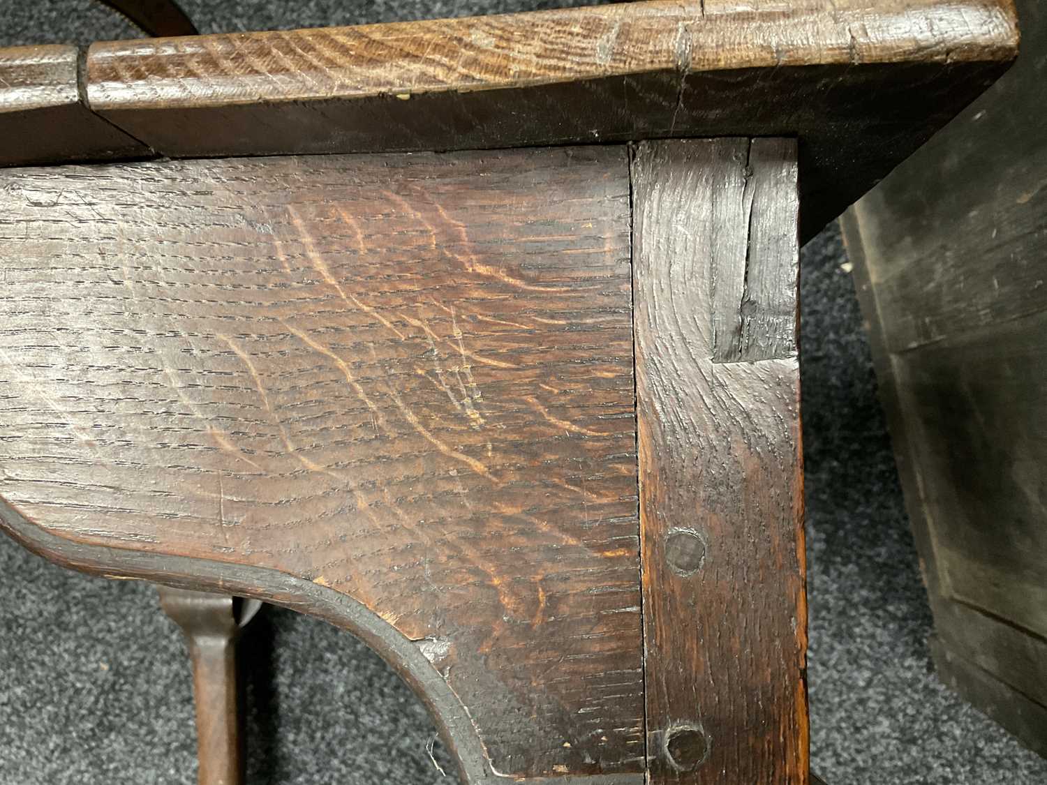 AN UNUSUAL PRIMITIVE QUEEN ANNE CARVED OAK CABRIOLE LEG RECTANGULAR HALL TABLE - Image 8 of 12