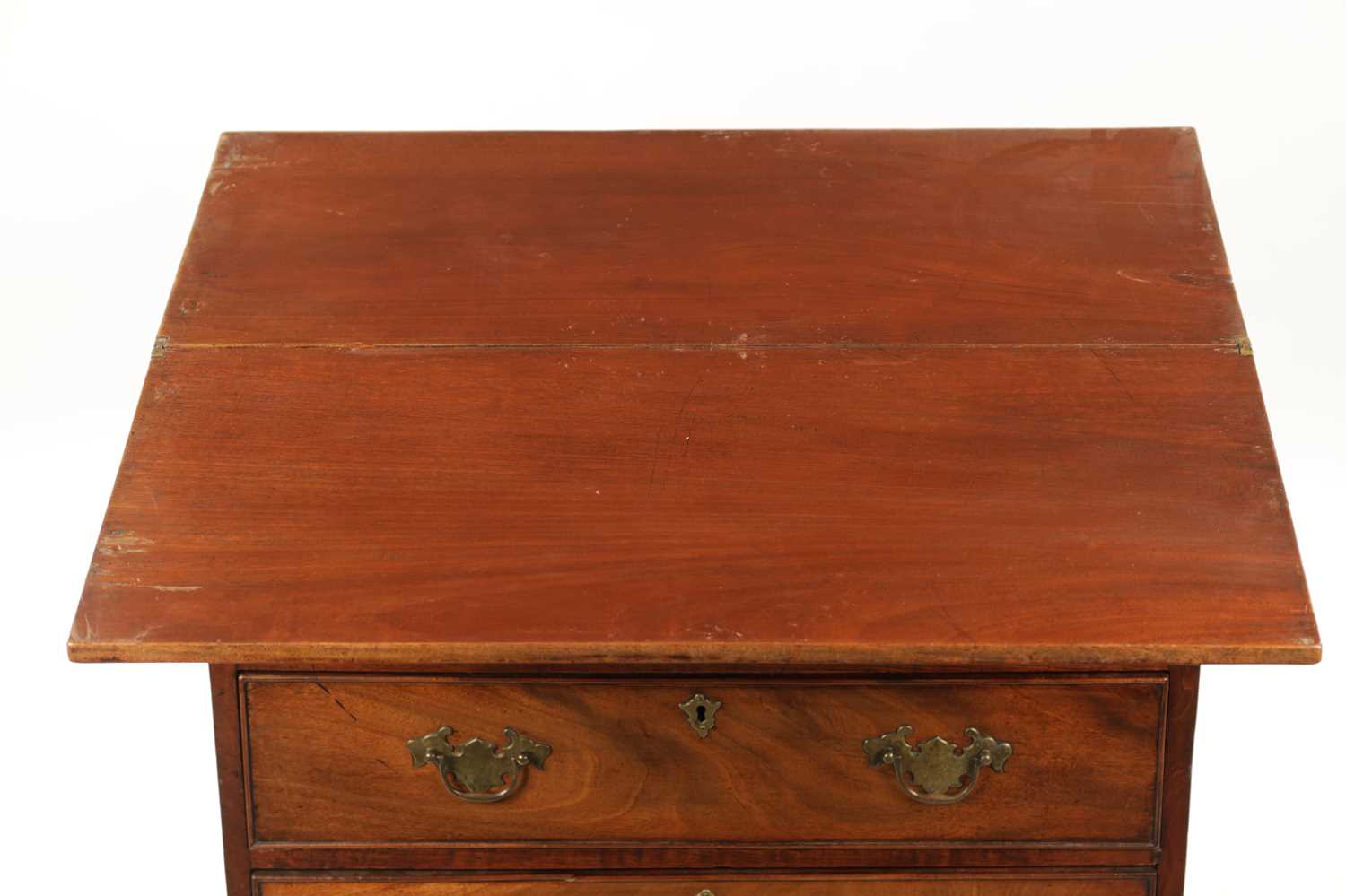 A SMALL GEROGE III FIGURED MAHOGANY BACHELORS CHEST - Image 6 of 14