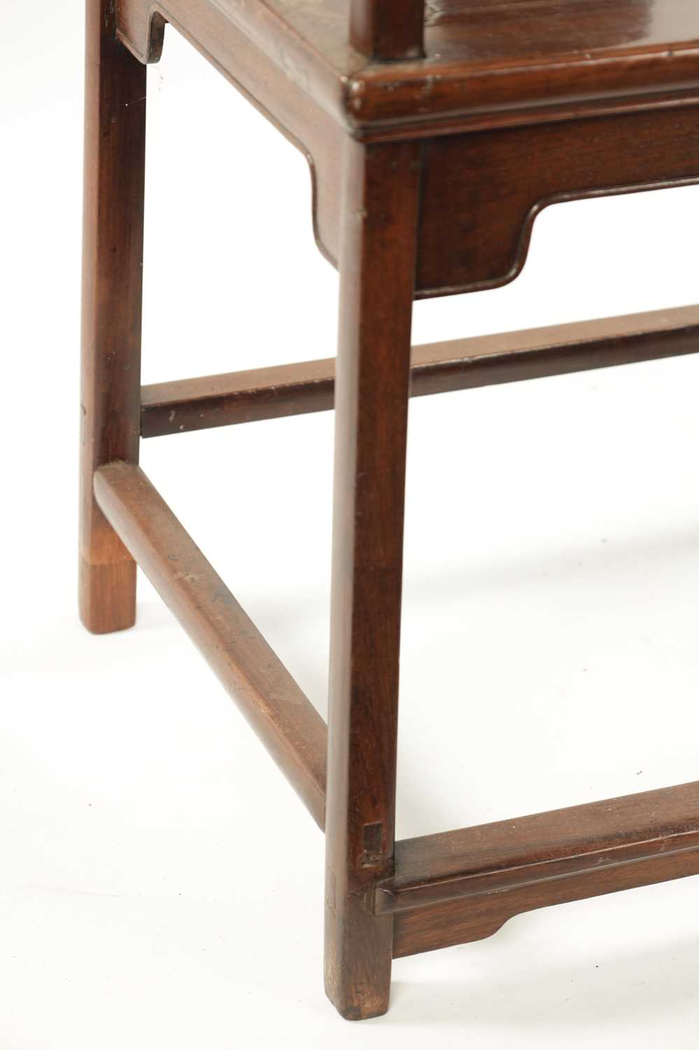 A 19TH CENTURY CHINESE HONGMU ARMCHAIR - Image 5 of 7