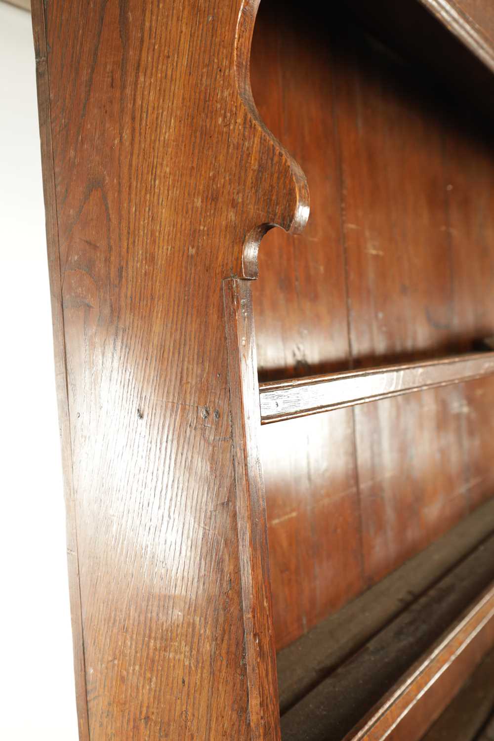 A LATE 18TH CENTURY WELSH OAK DRESSER AND RACK - Image 10 of 10