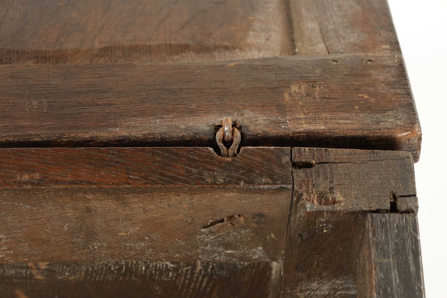 A GOOD SMALL LATE 17TH CENTURY OAK PANELLED COFFER - Image 8 of 11