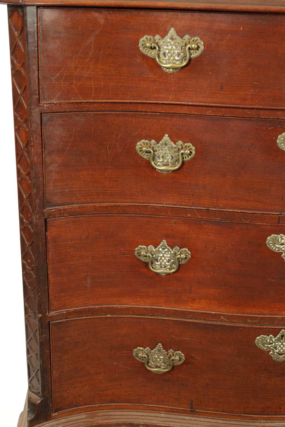 A LARGE GEORGE III CHIPPENDALE PERIOD MAHOGANY COUNTRY HOUSE SERPENTINE CHEST OF DRAWERS - Image 3 of 11