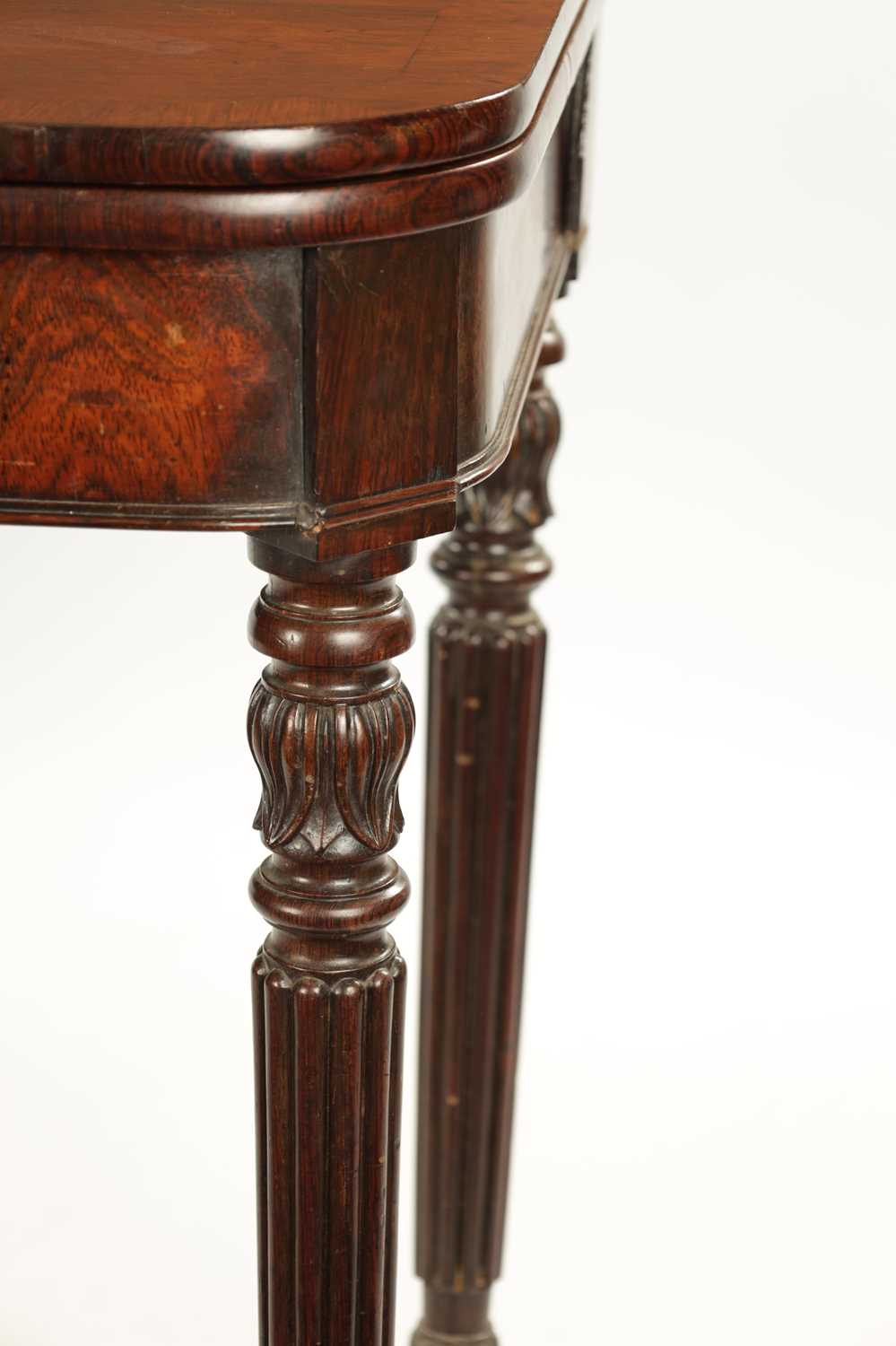 A REGENCY ROSEWOOD TEA TABLE IN THE MANNER OF GILLOWS - Image 4 of 8