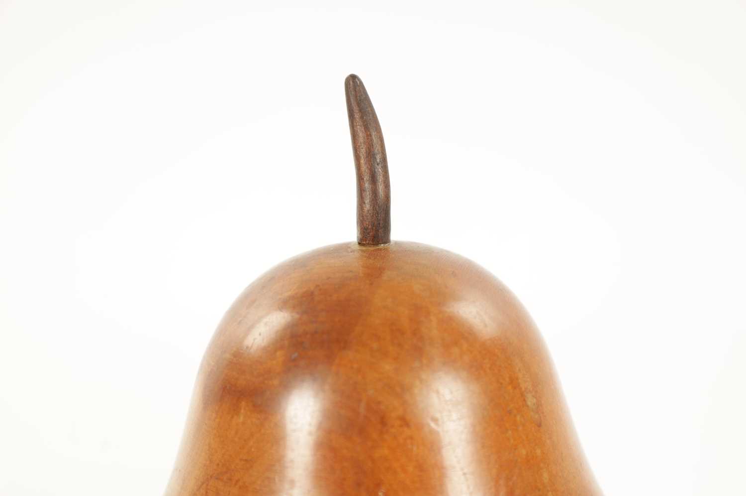 A GEORGE III FRUIT WOOD TEA CADDY OF LARGE SIZE FORMED AS A PEAR - Bild 4 aus 8