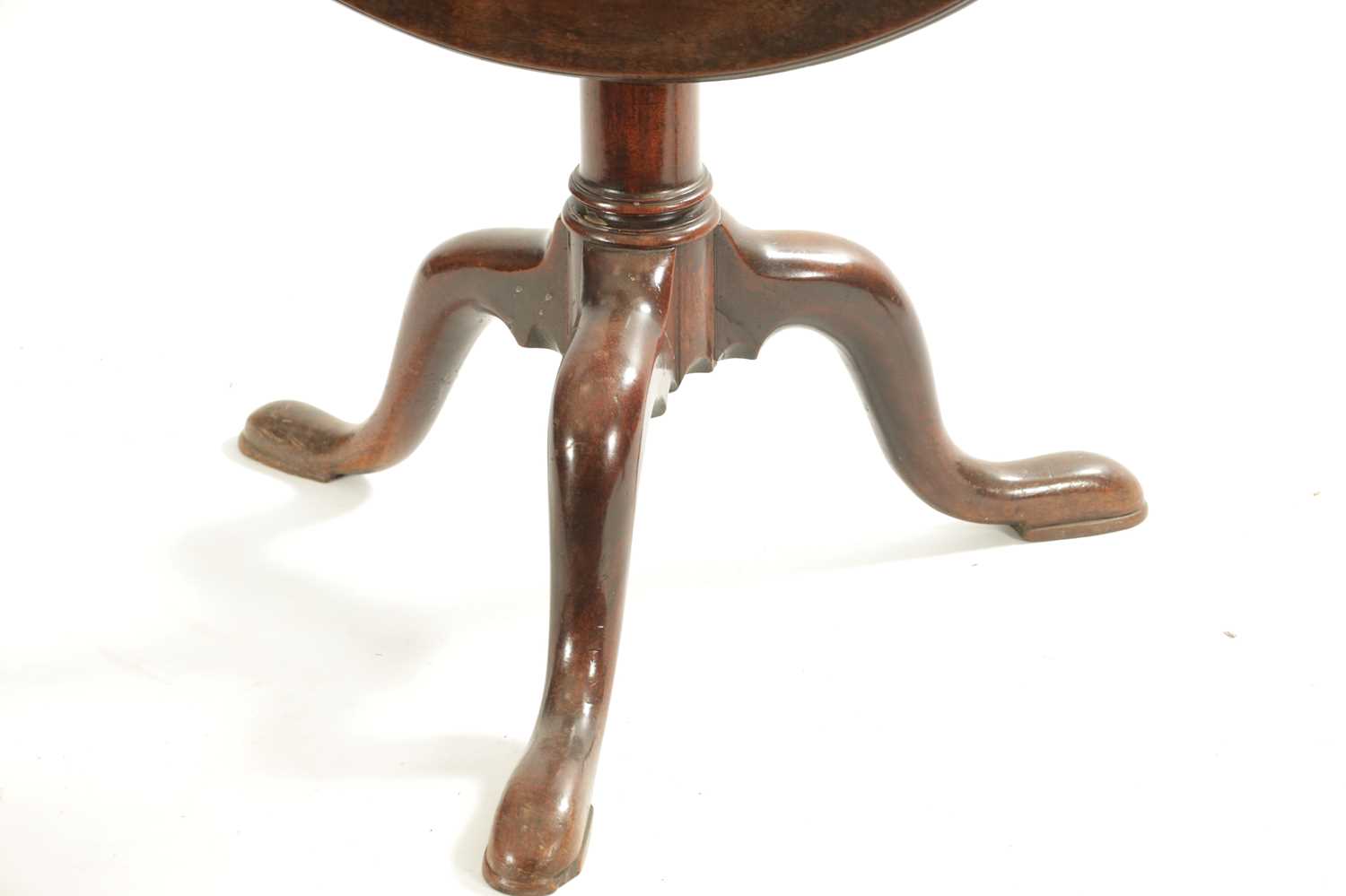 A GOOD GEORGE II FIGURED CUBAN MAHOGANY TILT TOP SUPPER TABLE - Image 3 of 6