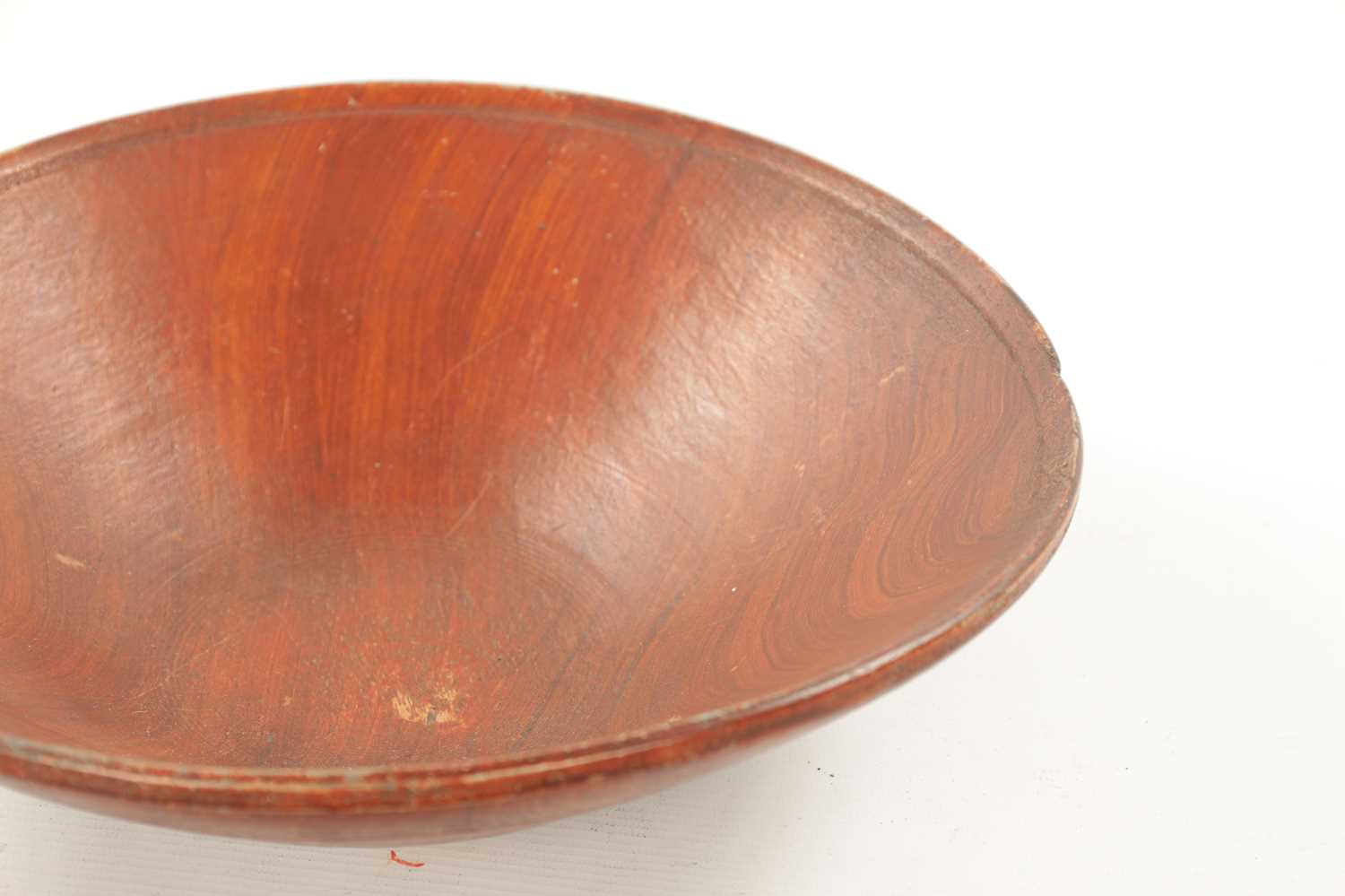 A 19TH CENTURY SCUMPLED PINE TREEN FRUIT BOWL POSSIBLY AMERICAN - Image 5 of 7