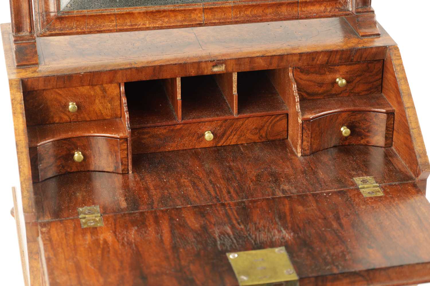 A FINE QUEEN ANNE HERRINGBONE BANDED AND BURR WALNUT TABLE MIRROR - Image 2 of 9