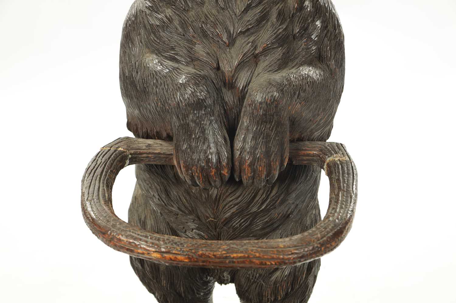 A LATE 19TH CENTURY CARVED BLACK FOREST BEAR STICK STAND - Bild 4 aus 9