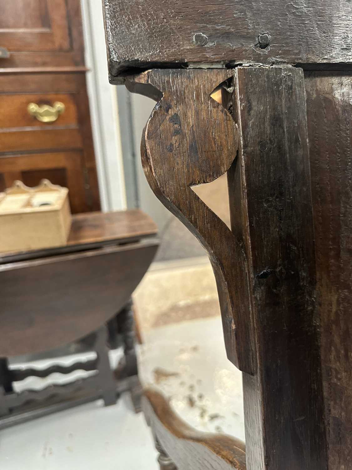 A 17TH CENTURY WAINSCOT CHAIR WITH TUDOR ROSE - Image 11 of 17