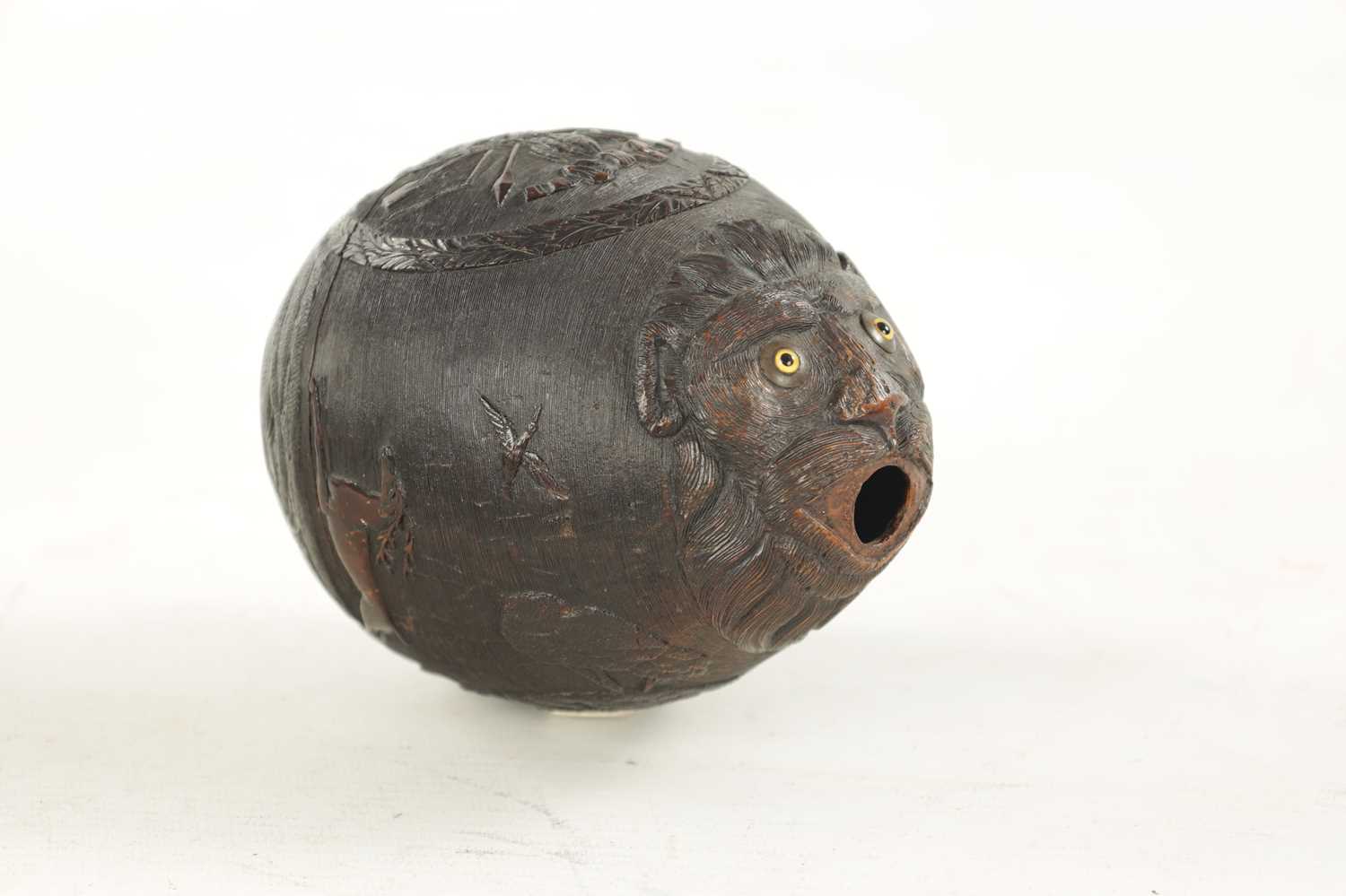 A FINE 18TH CENTURY CARVED COCONUT POWDER FLASK - Image 3 of 6