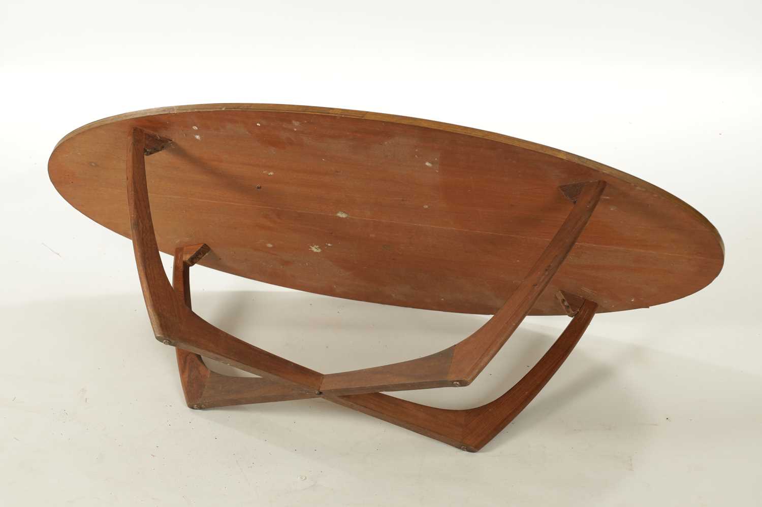 A 1950'S OVAL COFFEE TABLE - Image 2 of 5