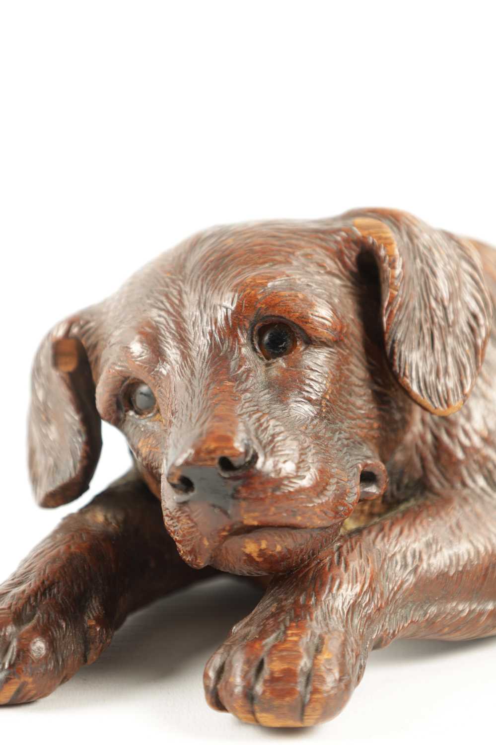 A 19TH CENTURY BLACK FOREST CARVED LINDEN WOOD DOG SCULPTURE - Image 4 of 7