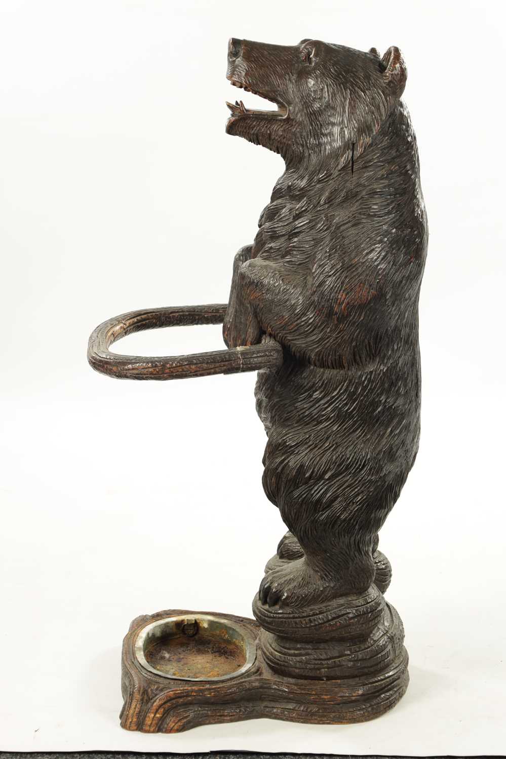 A LATE 19TH CENTURY CARVED BLACK FOREST BEAR STICK STAND - Bild 8 aus 9