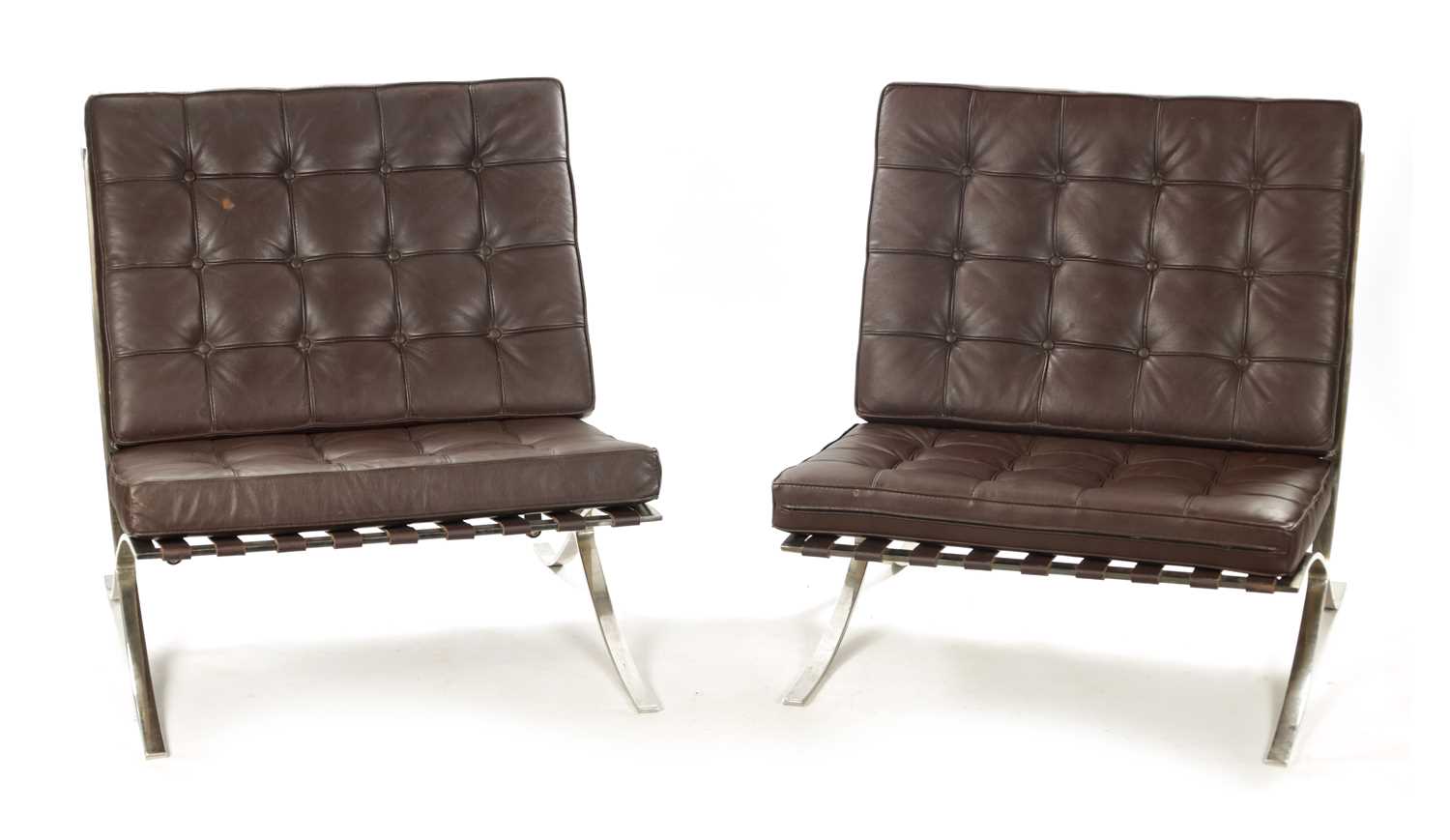 A PAIR OF 20TH CENTURY BARCELONA CHROME AND LEATHER UPHOLSTERED CHAIRS