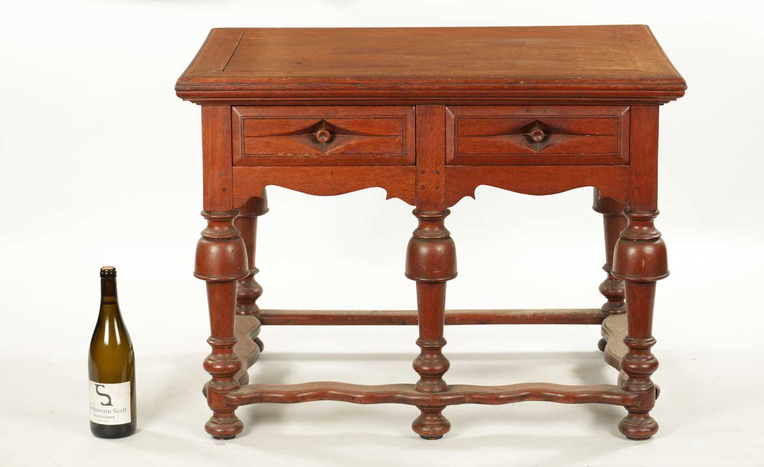 AN UNUSUAL 18TH CENTURY COLONIAL PADOUK WOOD TWO DRAWER TABLE ON BALLUSTER LEGS WITH SHAPED STRETCHE - Image 2 of 8