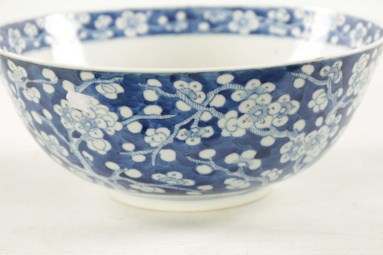 A LARGE 19TH CENTURY CHINESE BLUE AND WHITE PORCELAIN PRUNUS BOWL - Image 5 of 14