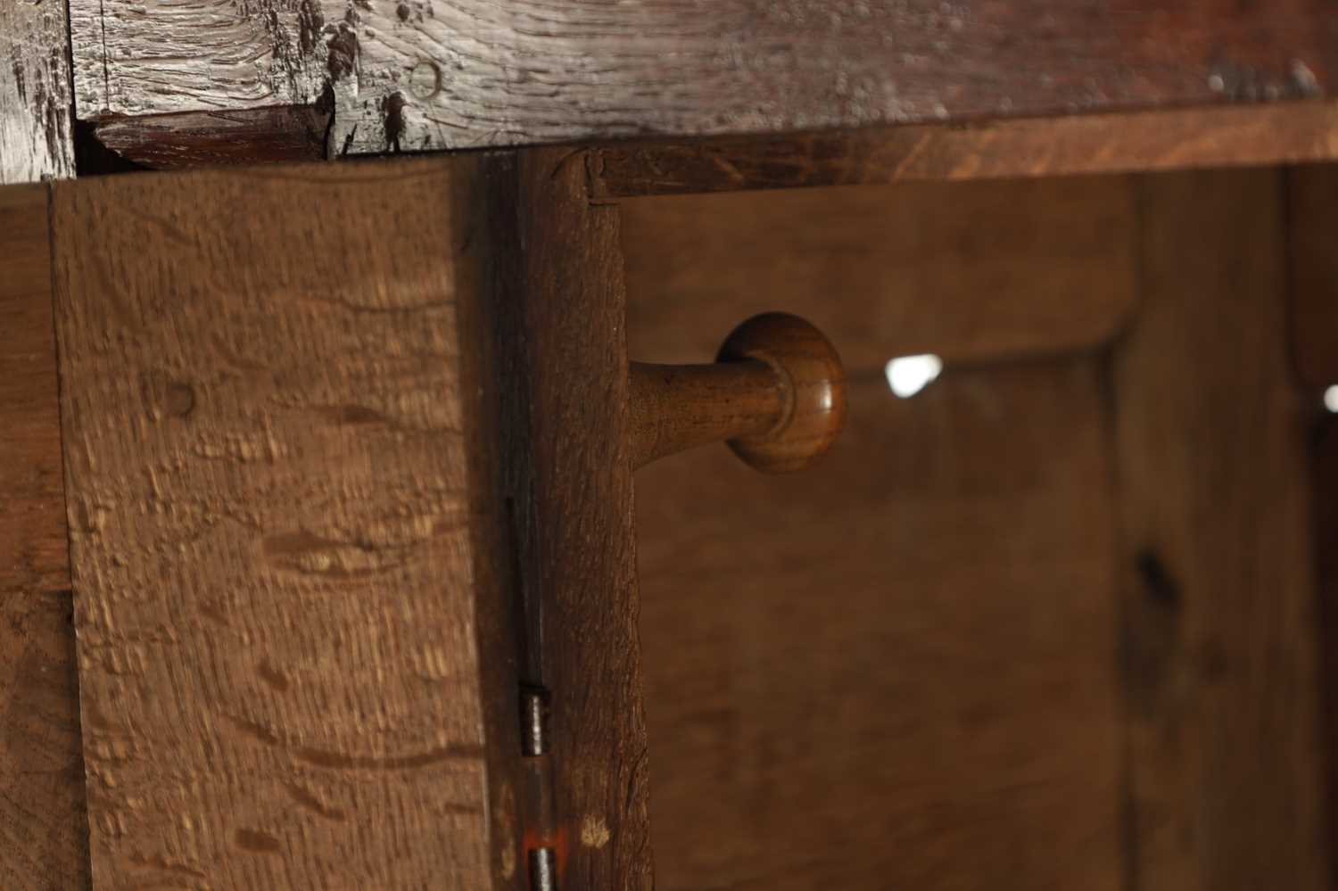 A SMALL EARLY 18TH CENTURY OAK PANELLED CUPBOARD - Image 7 of 15
