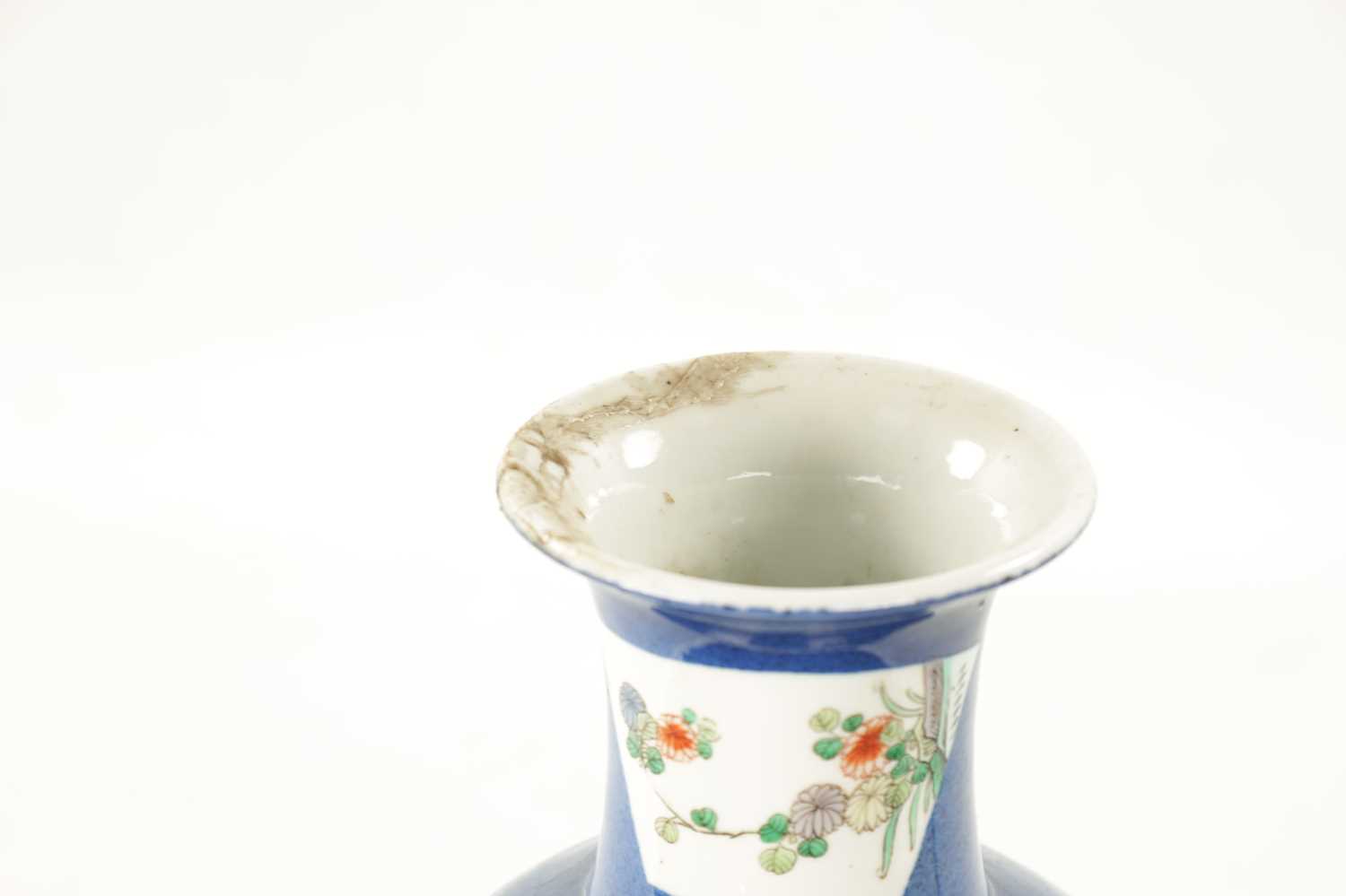 A CHINESE POWDER BLUE GROUND FAMILLE VERTE PORCELAIN VASE - Image 4 of 5