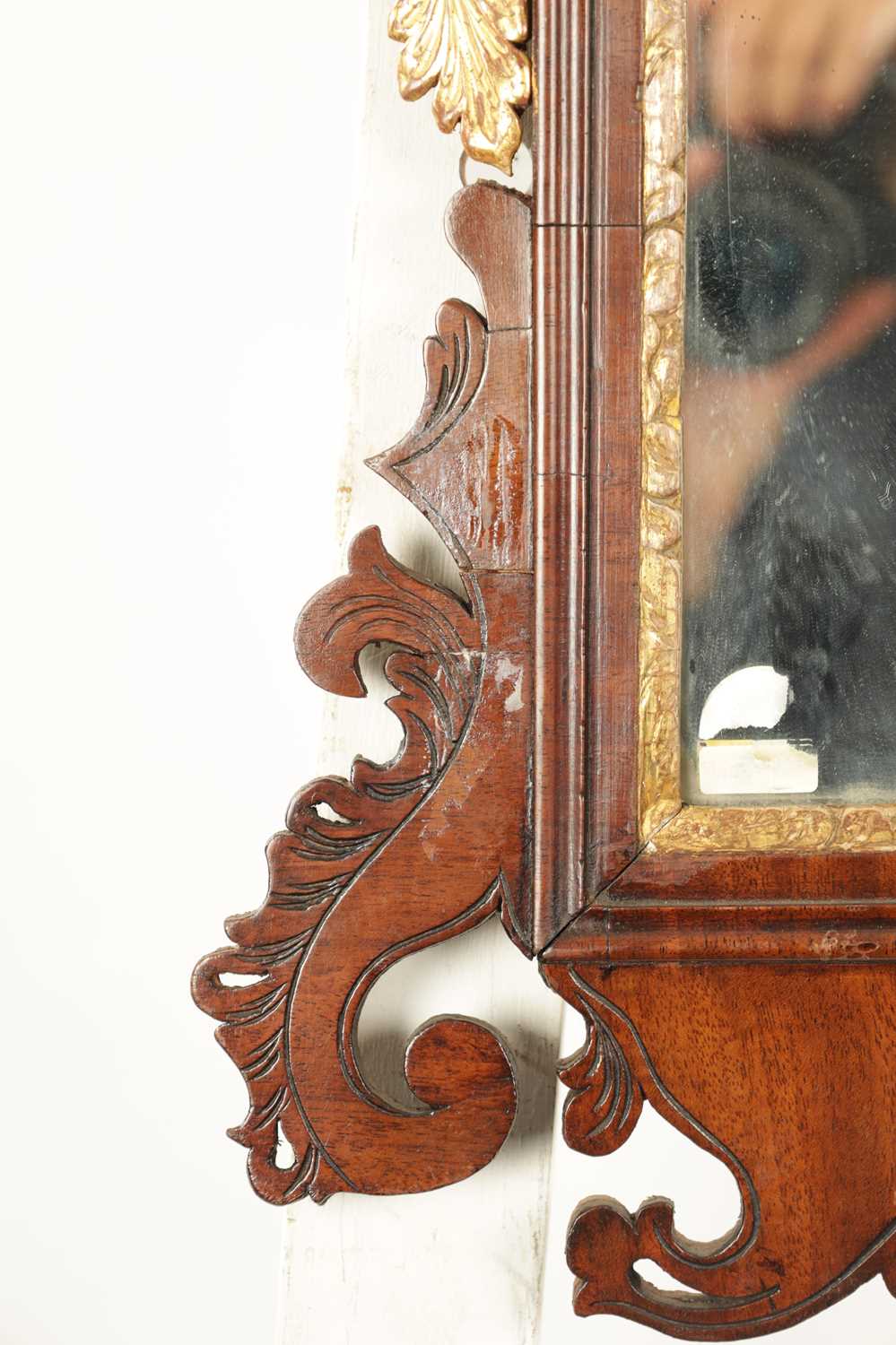 A GOOD GEORGE III MAHOGANY AND PARCEL GILT HANGING MIRROR - Image 5 of 12