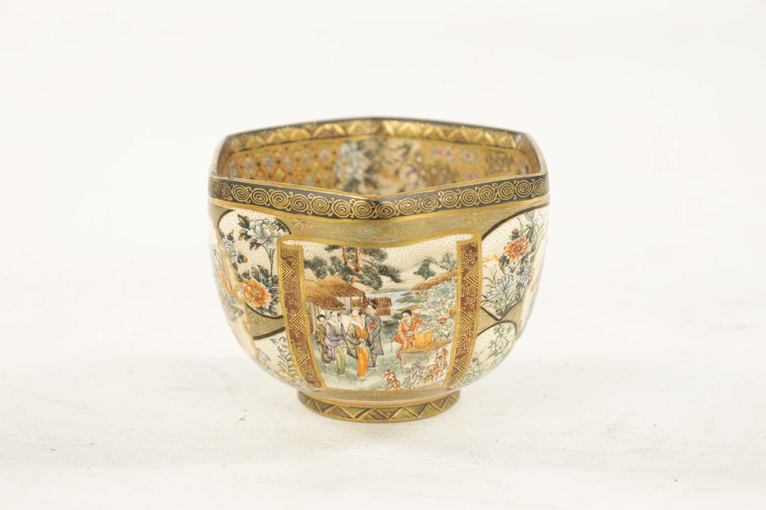 A SMALL MEIJI PERIOD JAPANESE SATSUMA BOWL - Image 6 of 7