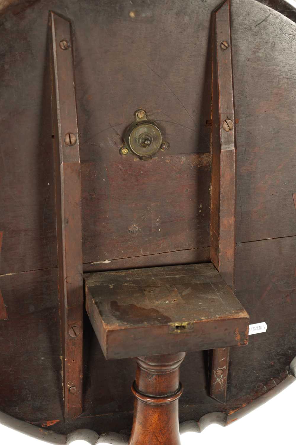 AN 18TH CENTURY COUNTRY MADE MAHOGANY TILT TOP TRIPOD TABLE - Image 5 of 9