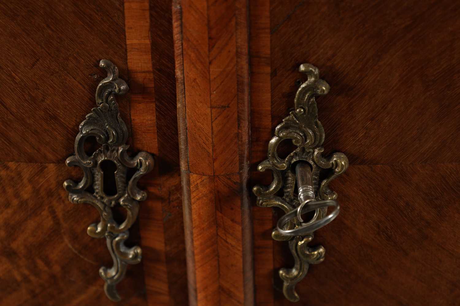 A FINE AND IMPORTANT GEORGE III SERPENTINE TULIPWOOD AND MARQUETRY MAHOGANY COMMODE ATTRIBUTED TO CH - Image 8 of 18