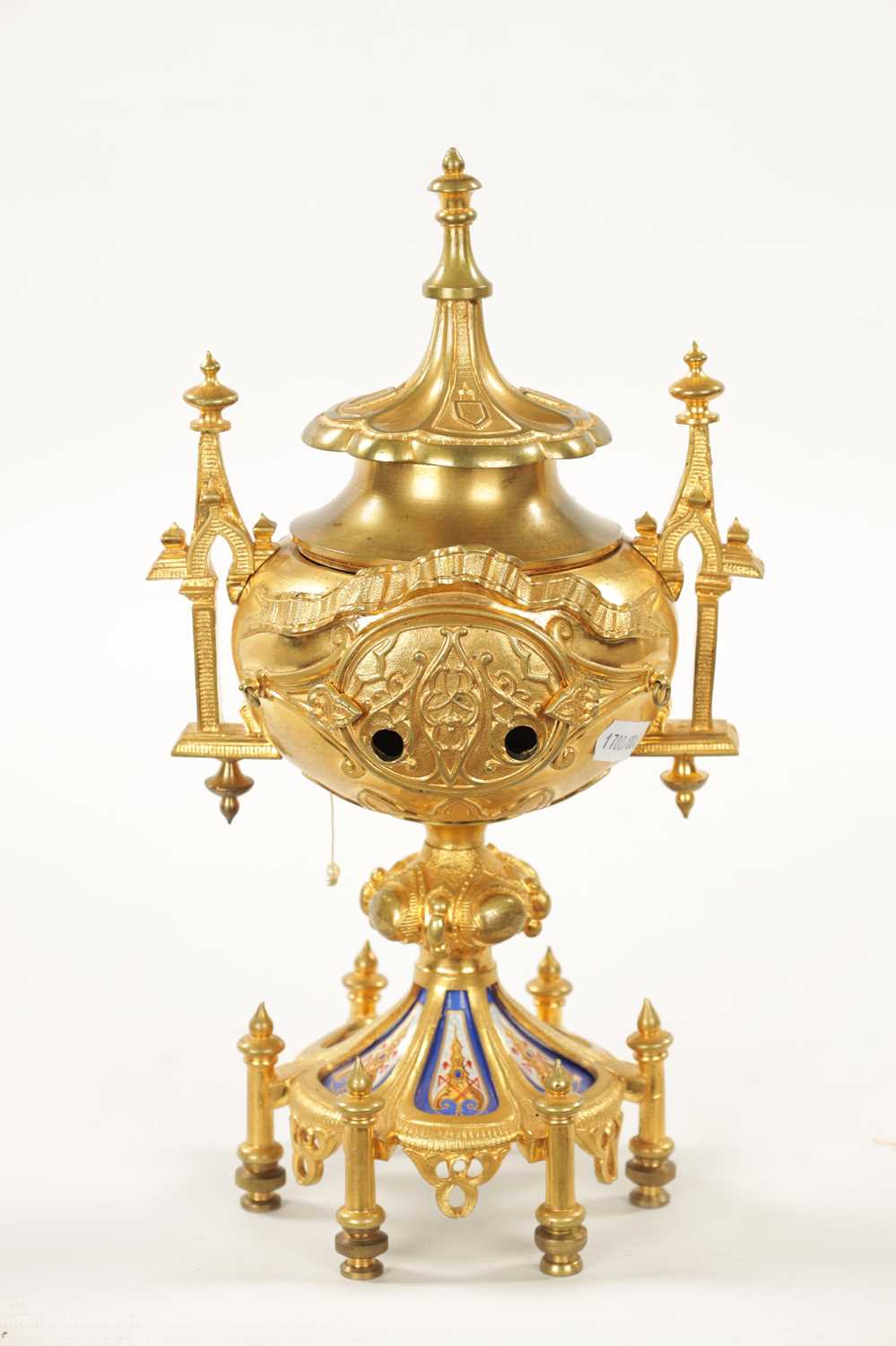 A LATE 19TH CENTURY FRENCH ORMOLU AND PORCELAIN PANELLED MANTEL CLOCK - Image 7 of 9