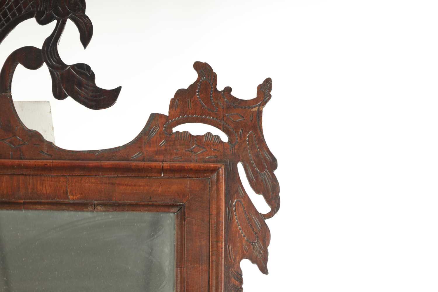 A LARGE MID 18TH CENTURY WALNUT HANGING MIRROR - Image 7 of 8