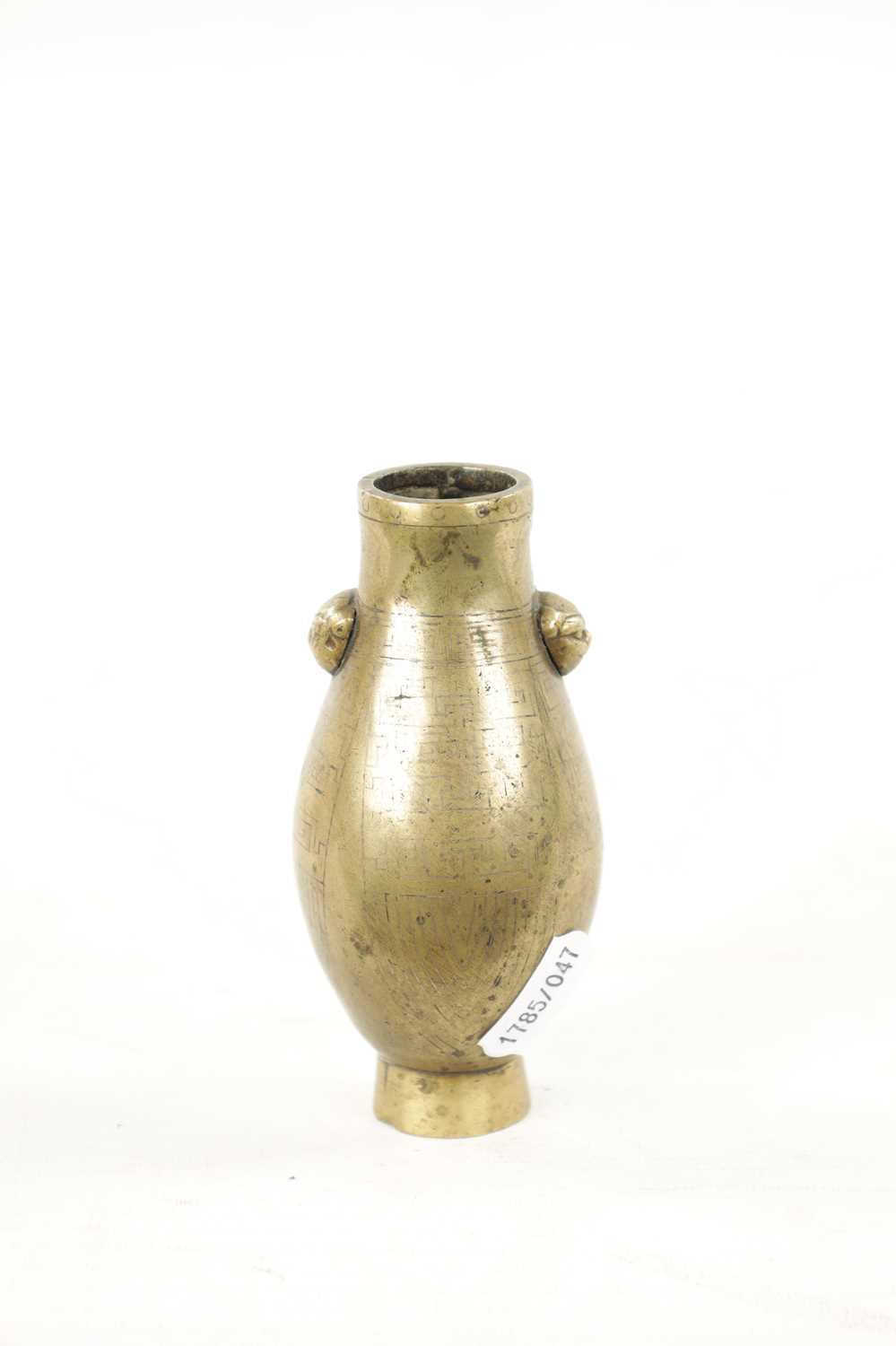 AN 18TH / 19TH CENTURY MINIATURE CHINESE BRONZE VASE - Image 4 of 20