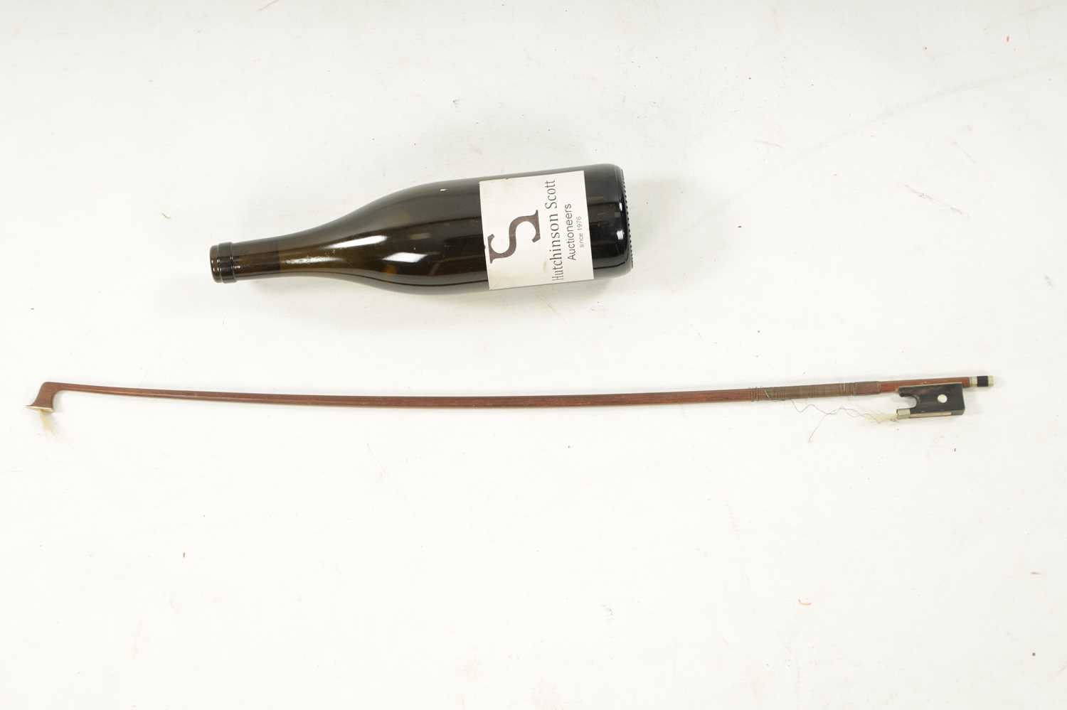 AN ANTIQUE VIOLIN BOW SIGNED TOURTE - Image 5 of 11