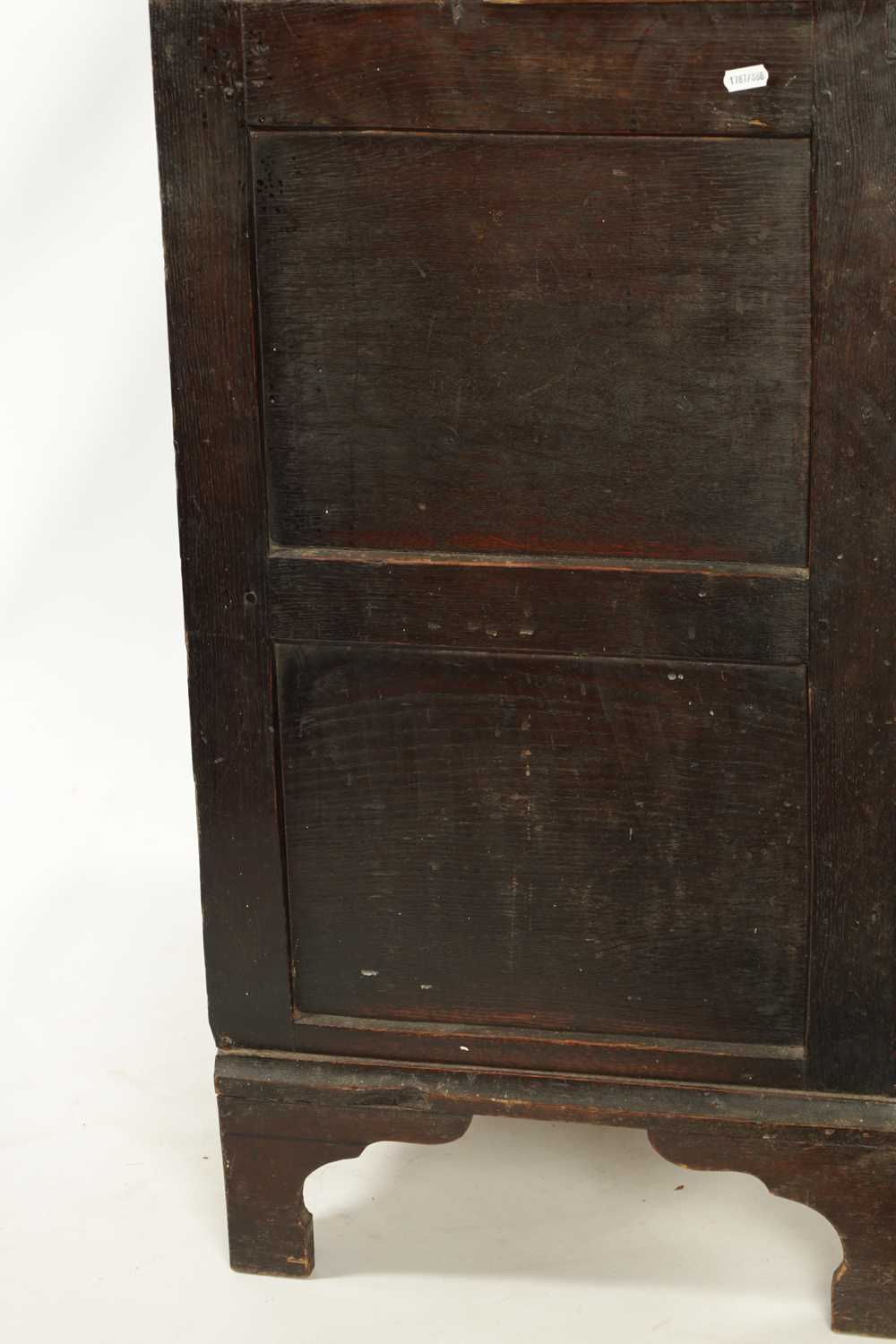 AN EARLY 19TH CENTURY OAK NORFOLK / SUFFOLK CHEST OF DRAWERS - Image 4 of 12